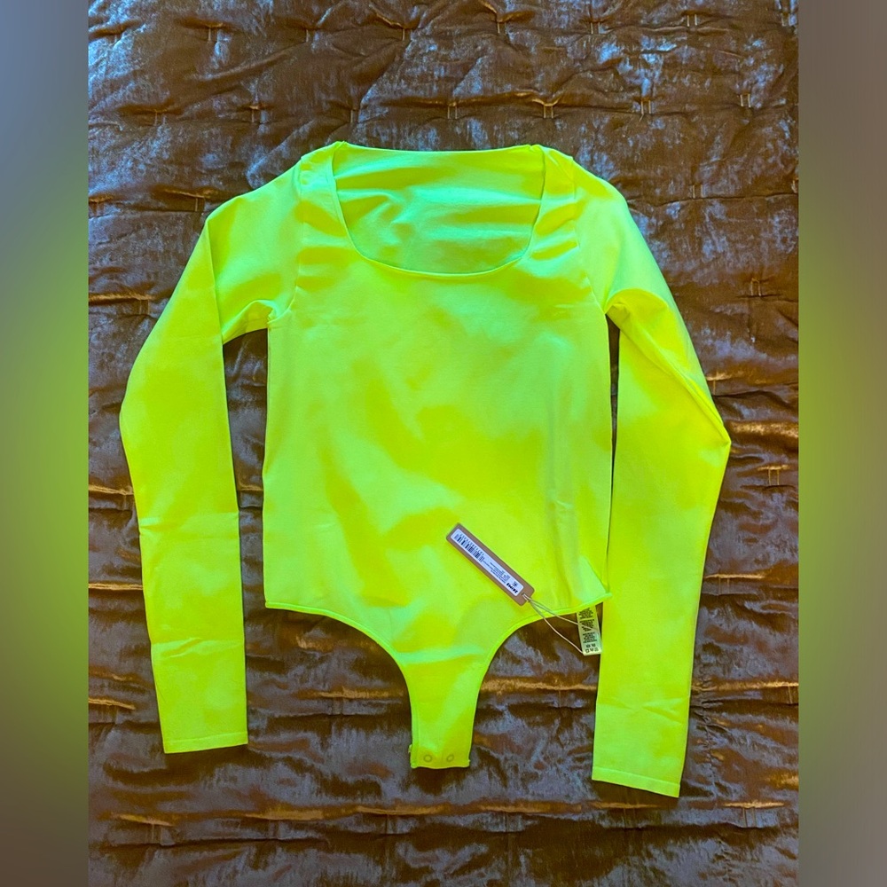 NWT: SKIMS LONG SLEEVE SCOOP NECK BODYSUIT